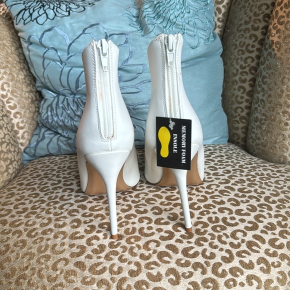 NWT Jacobies white faux leather stiletto ankle booties with back zip - Picture 4 of 11